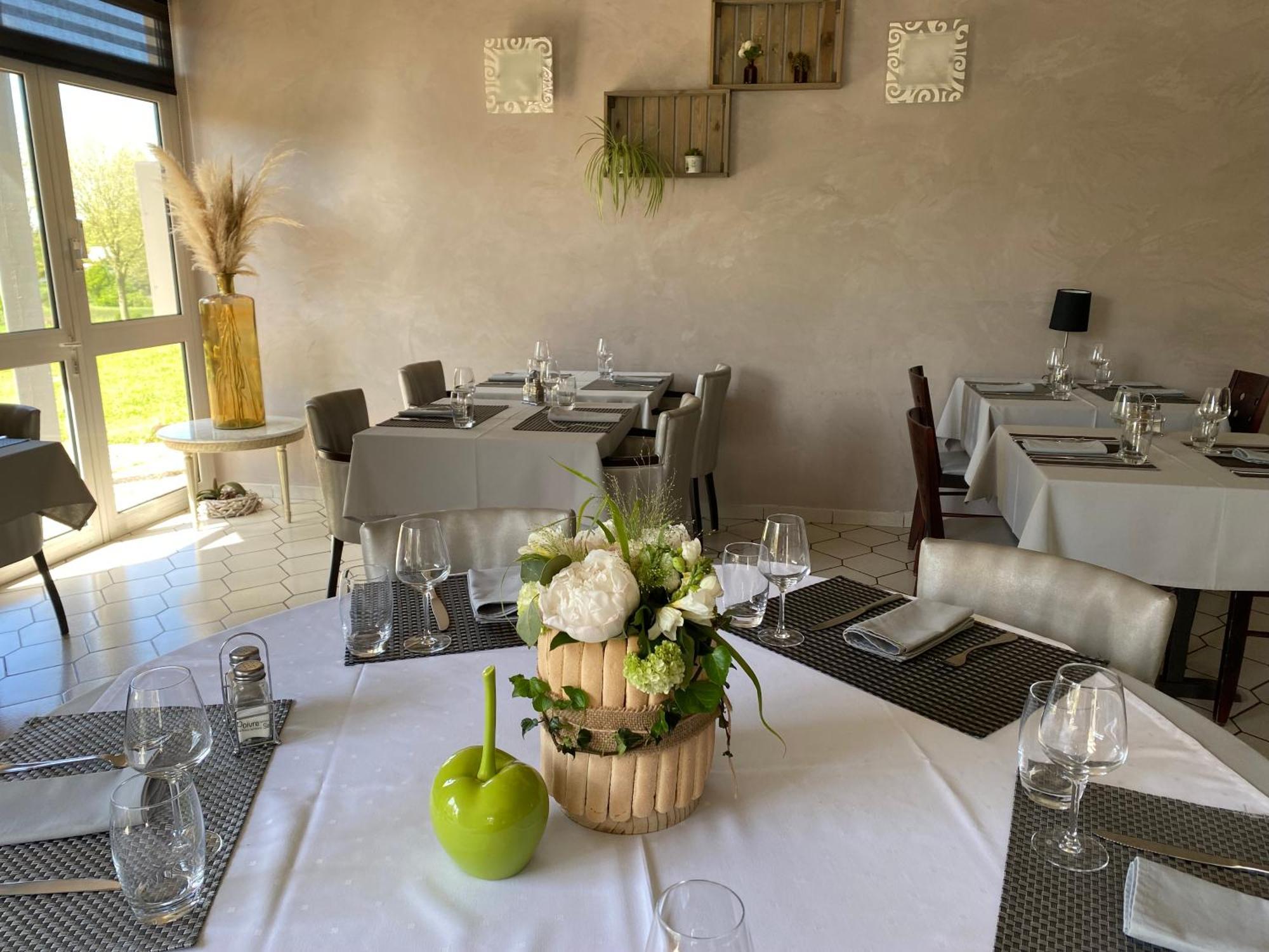 Les Orchidees , Hotel & Restaurant Verdun-sur-Meuse Exteriör bild